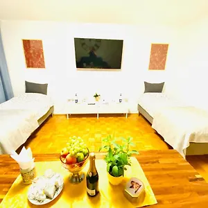  Apartment Welcome To Messe!-two-bedroom Apartment&balcony Deutschland